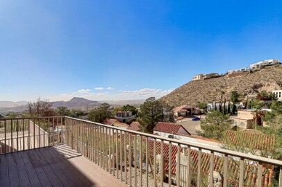 Building Photo - Updated 3-Bed Condo with Scenic Views & Cozy Fireplace