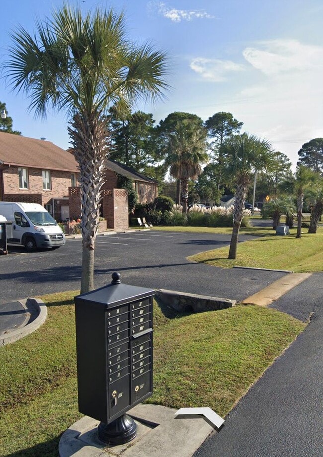 Building Photo - Master Suite with Balcony!!! Completely remodeled 2 level townhome close to the beaches of Surfside!