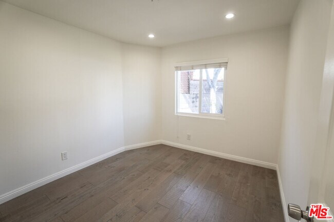 Building Photo - 2847 Pyrites St