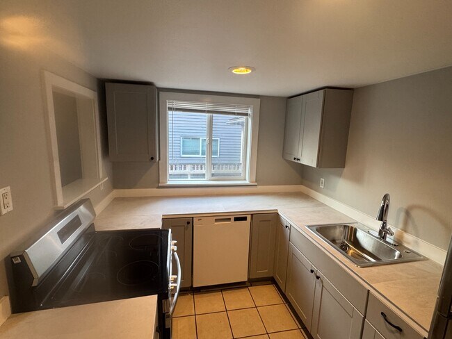 Building Photo - "Charming 2-Bed Retreat in Seattle's Heart – Cozy 840 Sq Ft Haven on 14th Ave West!"