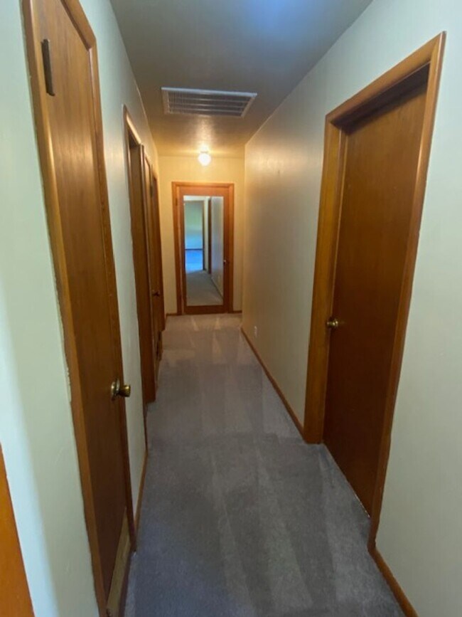 Building Photo - Nice 3 Bedroom Home In Lincoln!