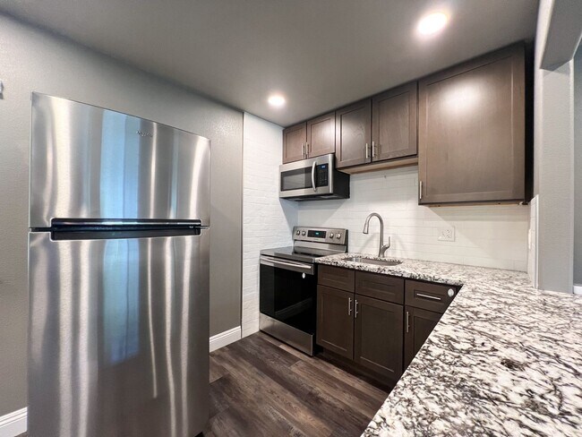 Building Photo - Remodeled 1 Bed, 1 Bath Apt Near McKinley Park