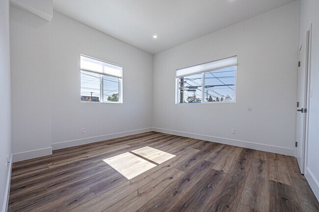 Building Photo - 4445 1/2 Auckland Ave