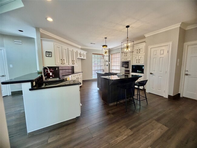 Building Photo - 8006 Oakwood Bend Dr