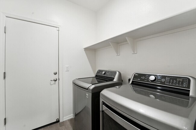 Building Photo - Stunning new build in Glendale, AZ!