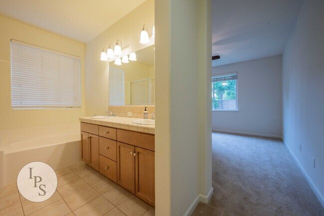 Building Photo - Harlan Ranch Clovis Home, 3BR/2BA, Amazing Community - Lots of Amenities!