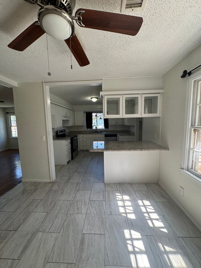 Building Photo - Cottage style house 2bedroom 1bathroom wit...