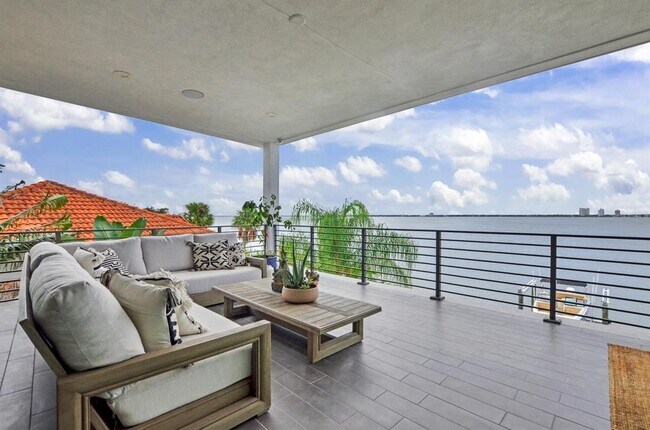 Building Photo - 588 Riviera Dr