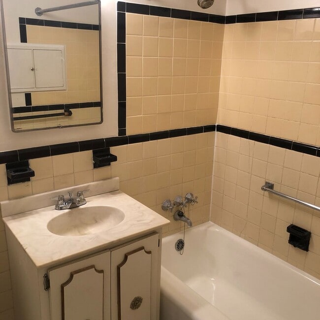 Building Photo - Centrally Located Junior One Bedroom in Georgetown/Dupont border. UTILITIES INCLUDED