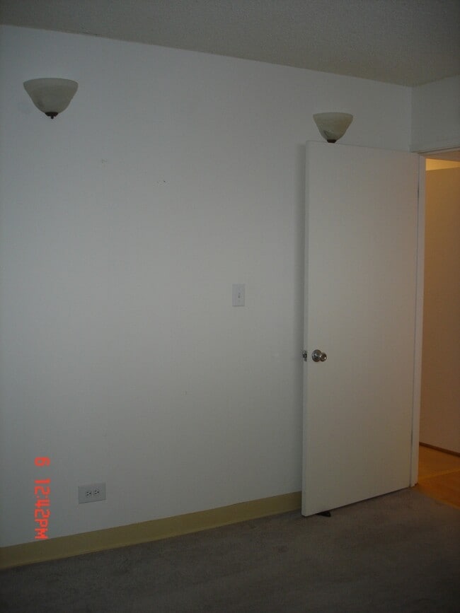 Building Photo - Partly Furnished 1 Bedroom 1 bath with 1 p...