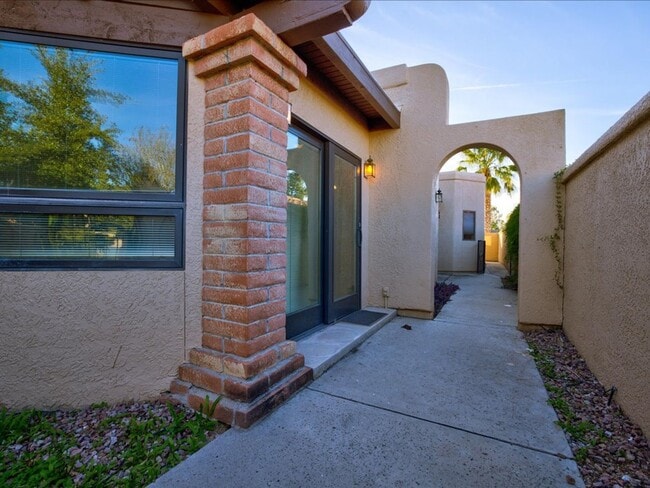 Building Photo - 3 Bedroom 2 Bathroom with Community Pool!!