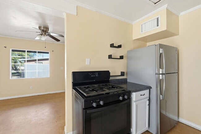 Building Photo - 3226 E Bermuda St