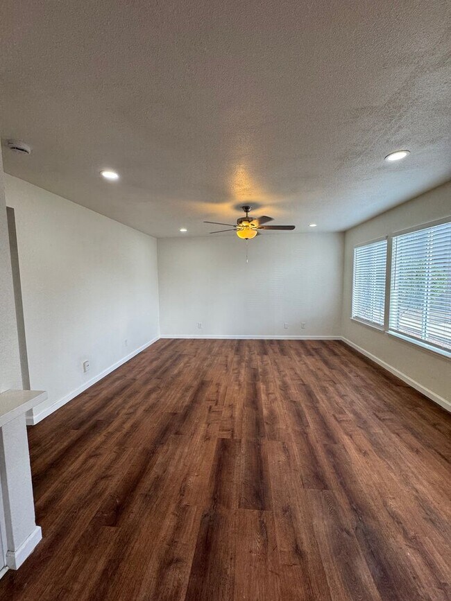 Building Photo - Downstairs 2 bed, 1 bath newly remolded unit coming soon!!