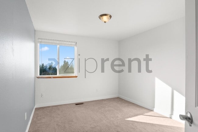 Building Photo - 8115 77th Ave NE