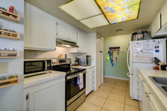 Building Photo - Cute and Cozy 2-bedroom 2-bathroom Townhom...