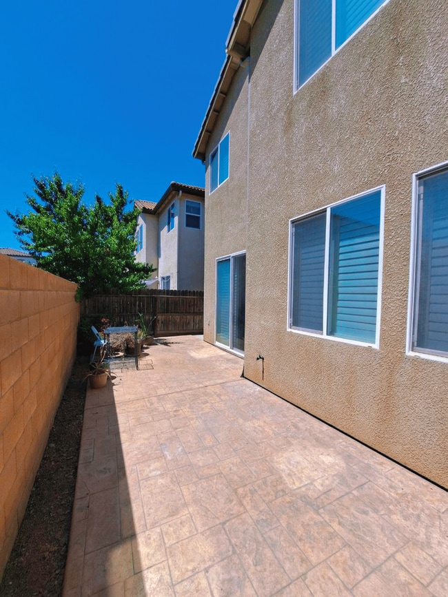 Building Photo - Beautiful 4 Bedroom Home Near Island Water...