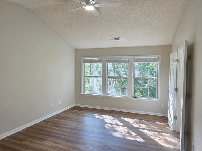 Building Photo - Updated 3 bed 2.5 bath Townhome located in...