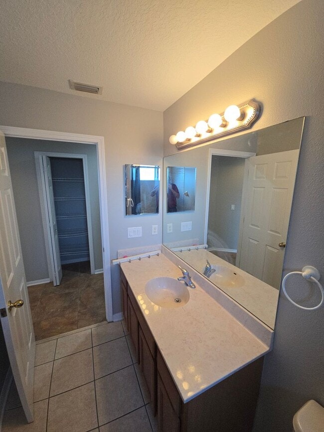 Building Photo - Newly Renovated 4/3 w/pool