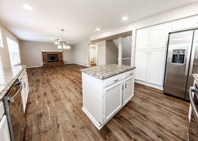 Building Photo - Stunning 5 Bedroom, 3.5 Bath Remodeled Hom...
