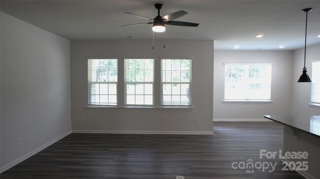 Building Photo - 106 White Apple Wy