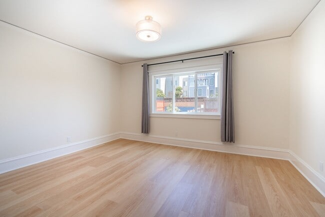 Building Photo - TOTAL REMODEL HUGE 3BR/3BA 1700sf w Garage...