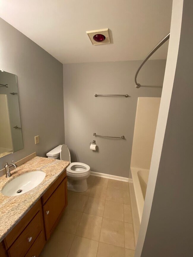 Building Photo - Beautiful 3 BR End Unit Townhouse in Summit Hills!