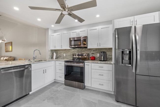 Building Photo - Sapphire lakes - 2 bedroom fully furnished condo