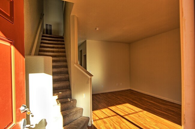 Building Photo - Updated Condo in North Reno