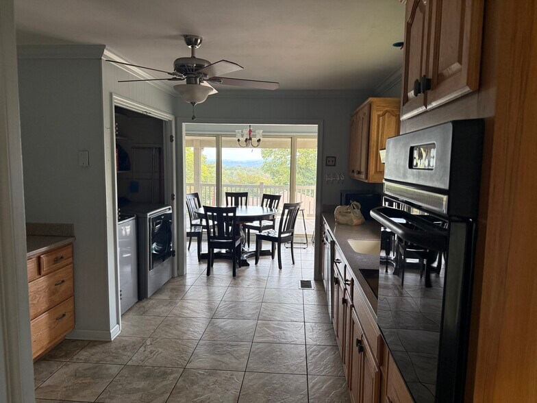 Building Photo - 212 White Oak St