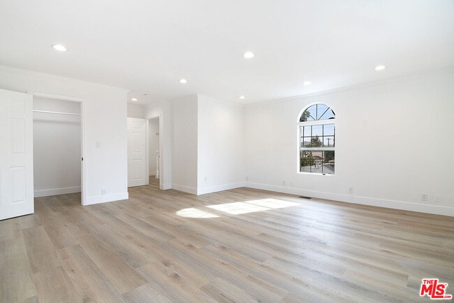 Building Photo - 466 S Orlando Ave