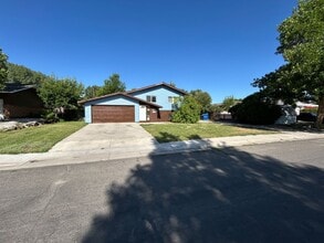 Building Photo - 5 Bed 2 Bath Home with 2 Car Attached Garage in Quiet Nice Neighborhood.