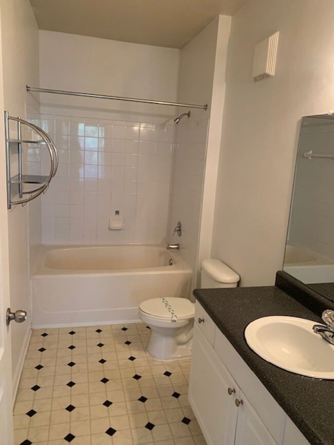 Building Photo - Condo for rent