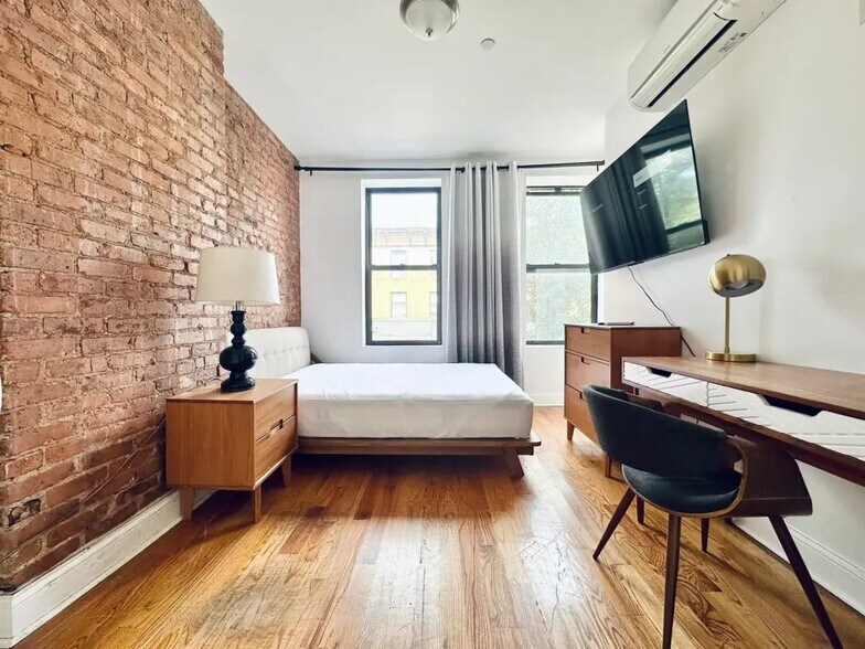 Building Photo - Furnished room/NOT APARTMENT