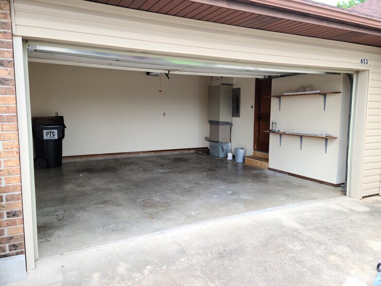 Building Photo - 653 Pine Ridge St