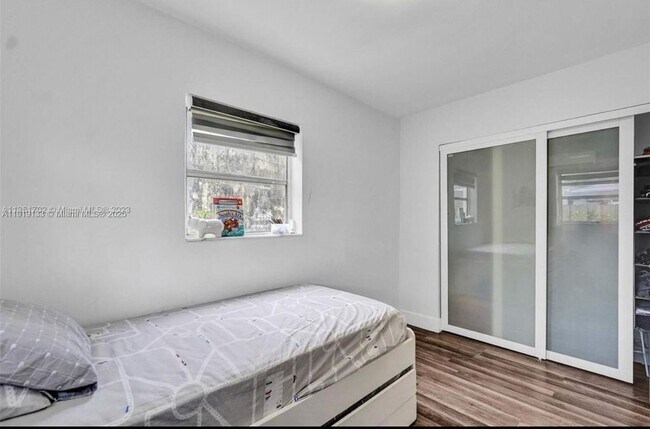 Building Photo - 685 SW 7th Terrace