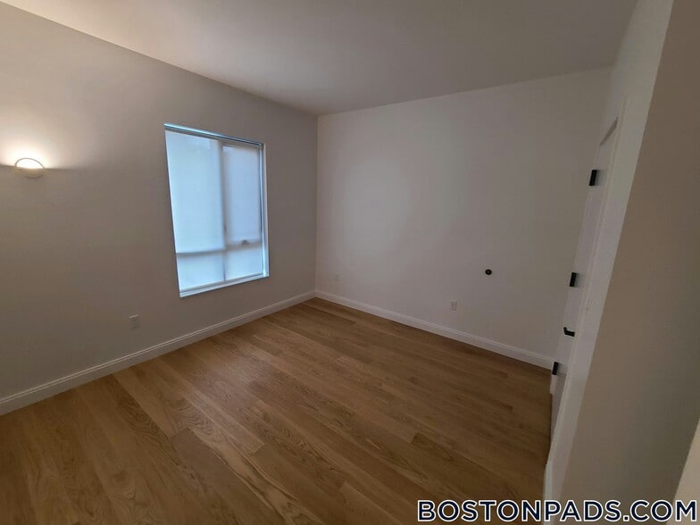 Building Photo - 83 Gardner St