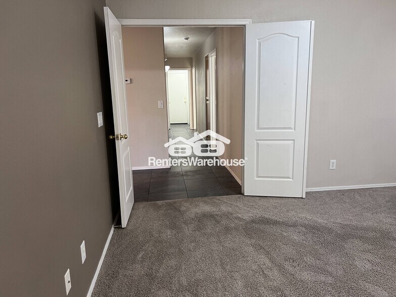 Building Photo - 9842 W Tonopah Dr