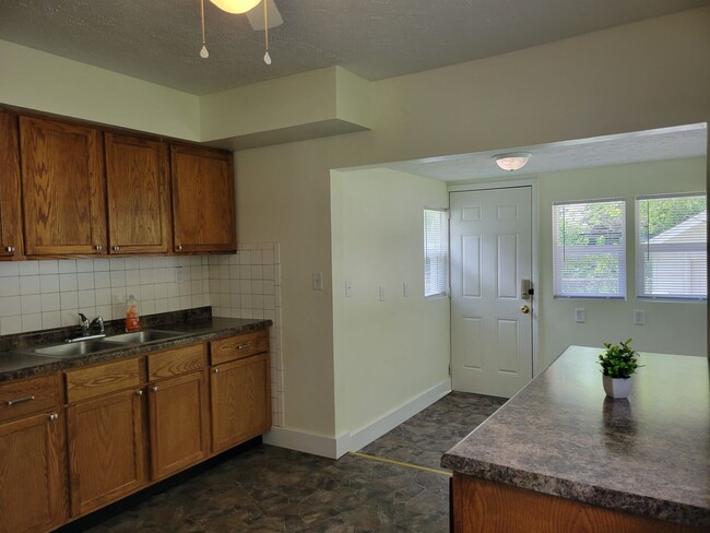 Building Photo - Floor-tastic Retreat: Rent this 3 Bed/1 Ba...