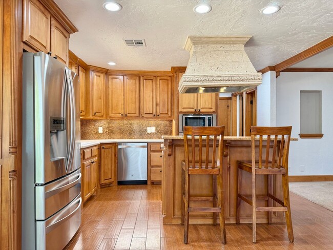 Building Photo - 6933 NW Eisenhower Dr