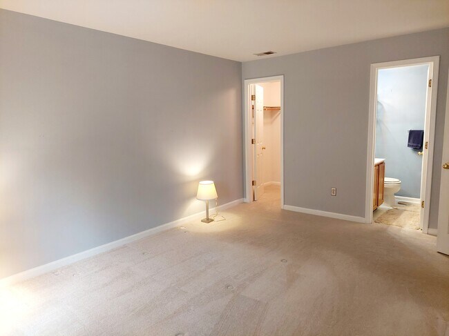 Building Photo - 3800 Sunnyfield Ct