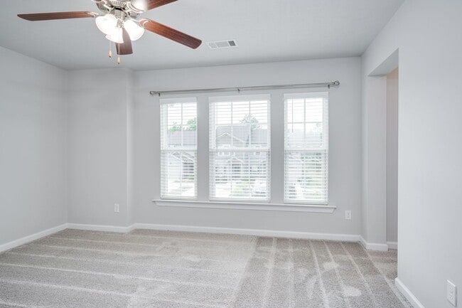 Building Photo - 3 Bedroom 2.5 Bath Townhouse