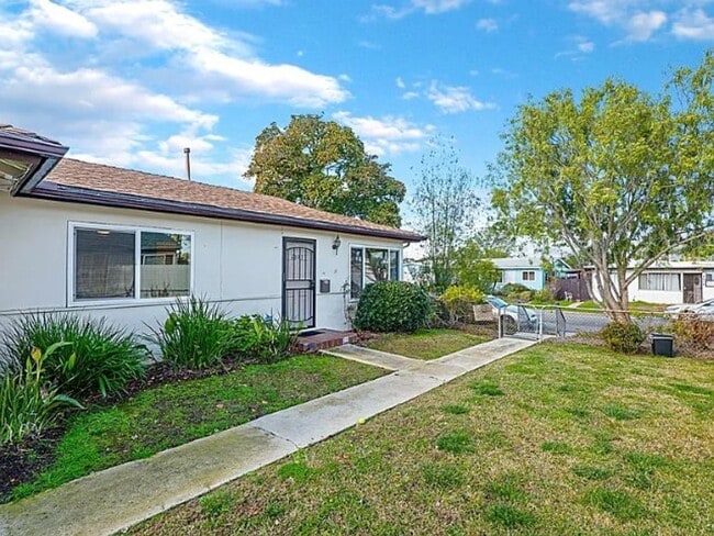 Building Photo - Charming 2-Bedroom Home in Prime 92117 Loc...