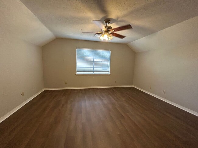 Building Photo - Beautiful 4 Bedroom Southern Hills Home