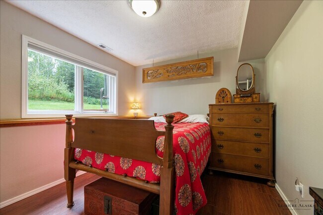 Building Photo - Beautiful 4 Bedroom 2 Bathroom House!