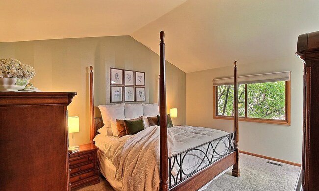Building Photo - Spacious 4-Bedroom Home with Huge Fenced Y...