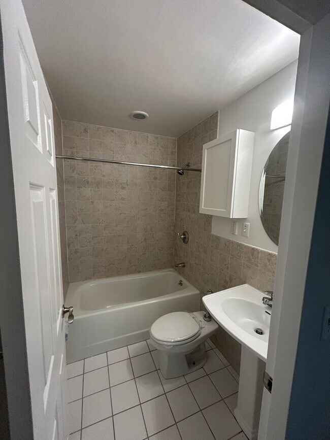 Building Photo - 10 Camelot Ct