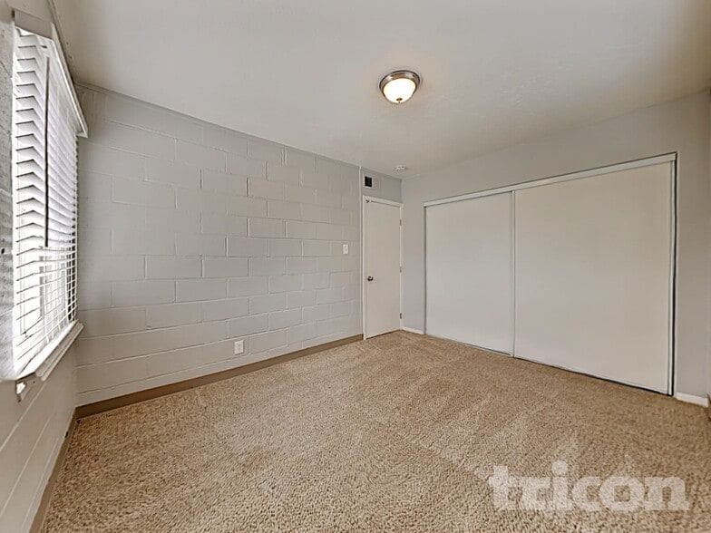 Building Photo - 5307 Esmeralda St