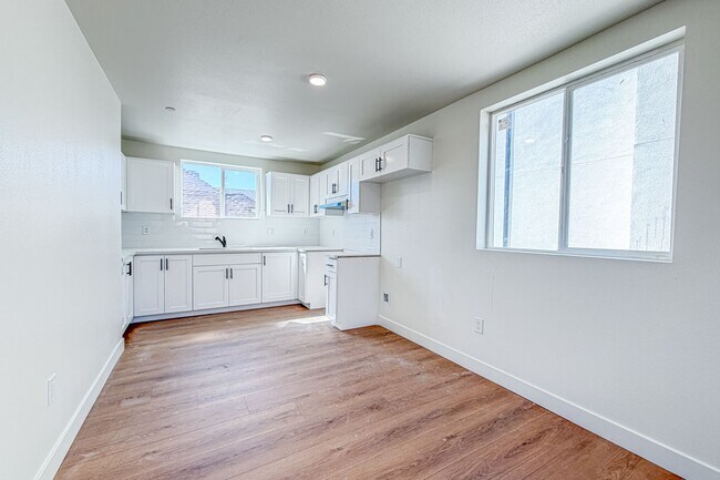Building Photo - 423 E 31st St
