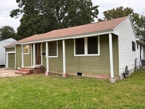 Building Photo - 3 Bedroom, 2 Bathroom Home for Rent in Groves, Tx