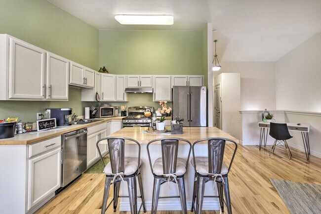 Building Photo - 2432 Glacier St